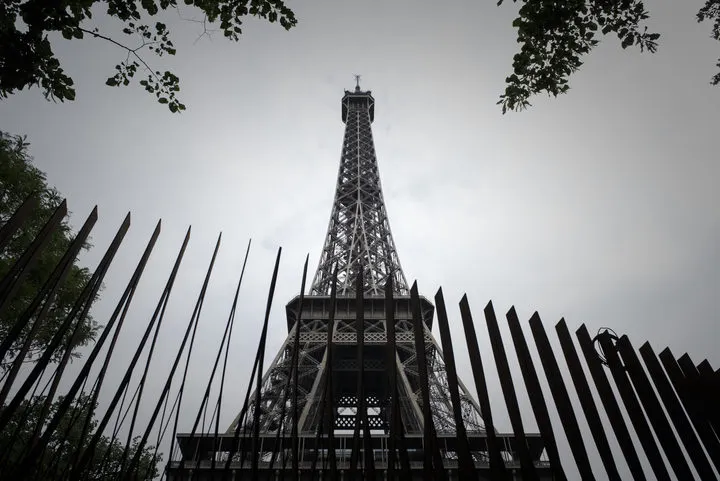 Turnul Eiffel, evacuat după ce un bărbat a urcat pe structură cu un steag al SUA
