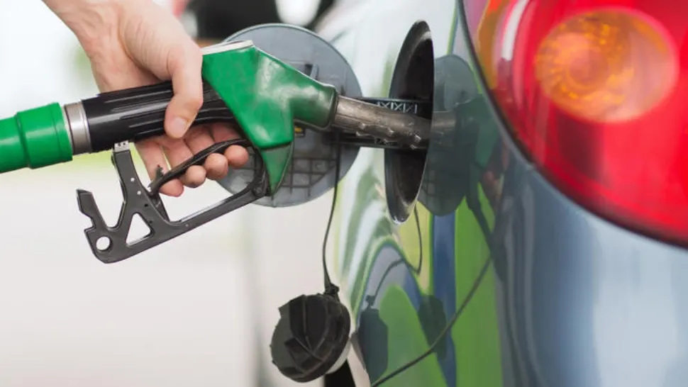 China intervine pe piața energiei: creșterea prețurilor la carburanți, limitată temporar