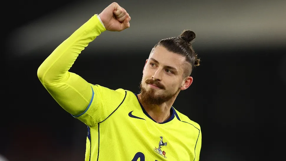 Radu Drăgușin pleacă de la Tottenham. Mutarea la Fiorentina, aproape de finalizare