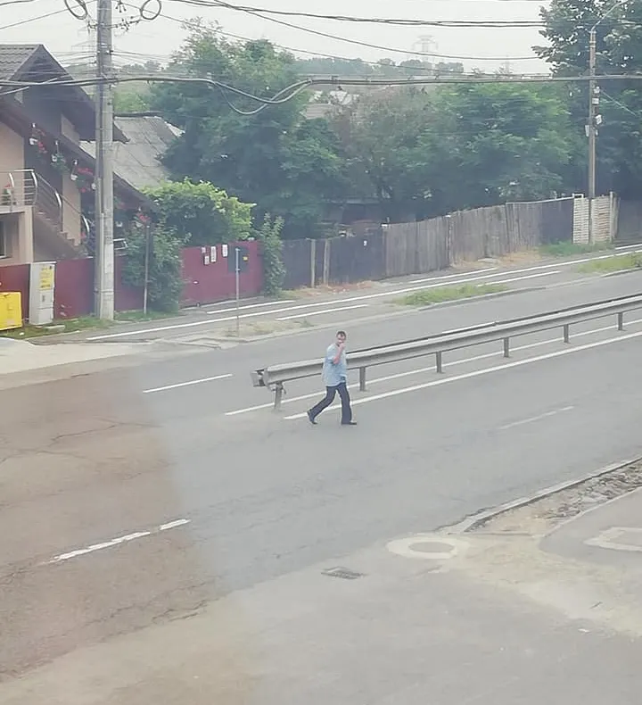 Lovit de multe ori de mașini, continuă să-și riște viața! Costică, vedetă pe Facebook