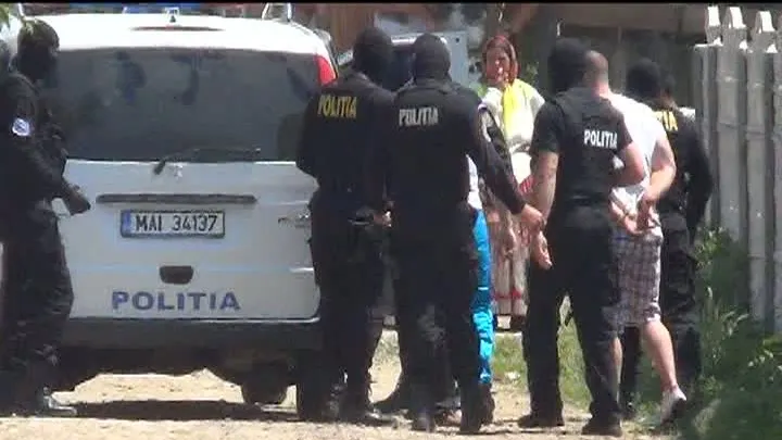 Scandal în comunitatea de rromi de la Stoeneşti! Poliţiştii şi jandarmii au intervenit