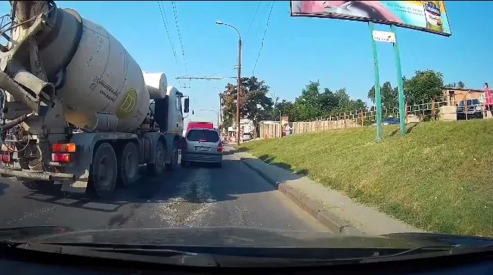 Accident cu 3 maşini, la Băbana. Un autoturism a lovit o betonieră şi un Logan