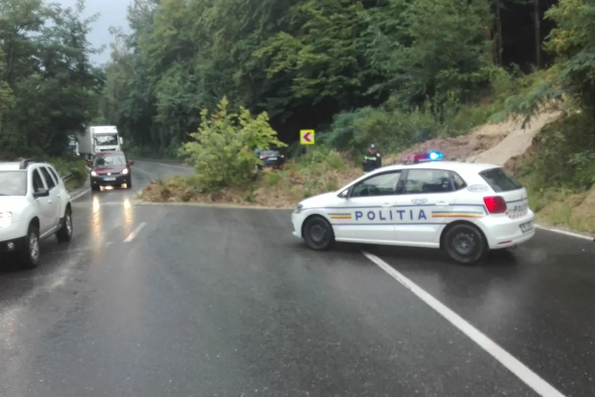 DN 7 blocat de un mal de pământ adus pe şosea de ploaie