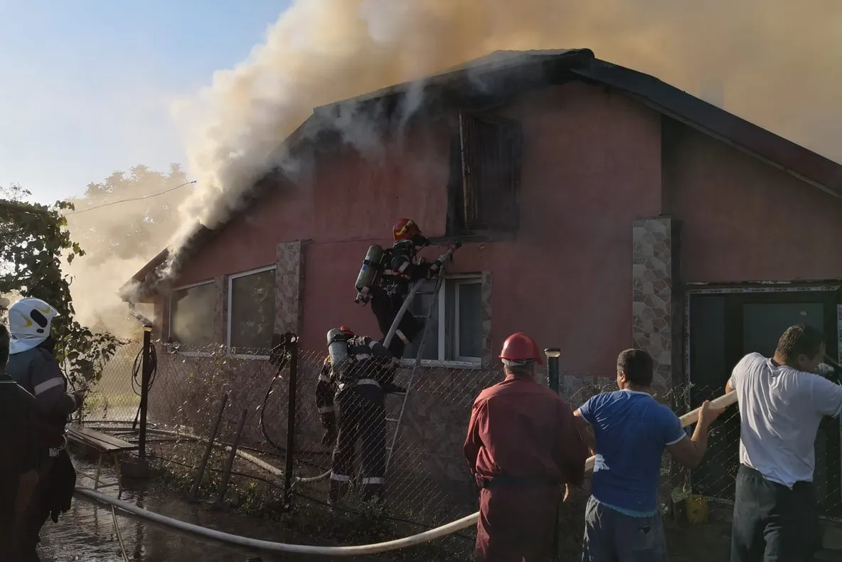 Incendiu la Păduroiu Deal! A ars o anexă şi acoperişul unei case