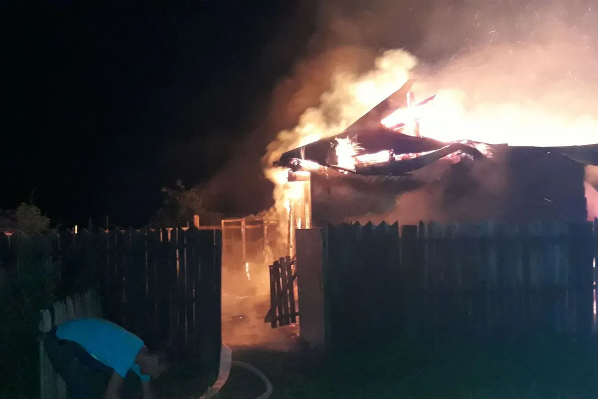 Piromanul a distrus o gospodărie la Uda. În incendiu au murit multe animale
