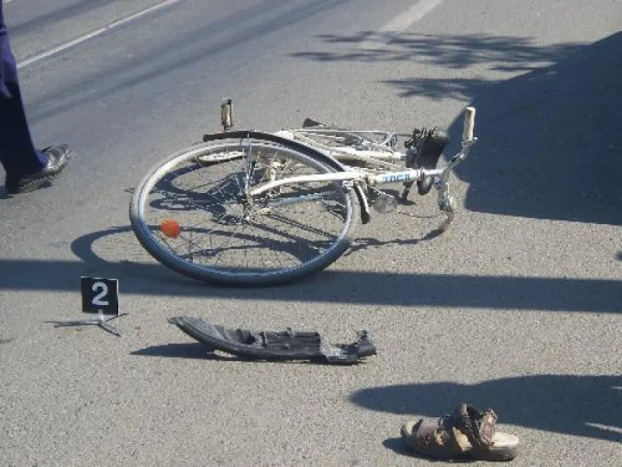 Accident mortal la Buzoeşti! Biciclistul a fost lovit de o dubiţă
