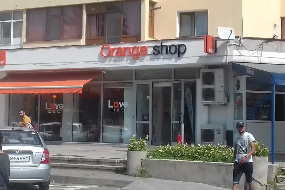 Update-Spărgătorii de la Orange shop, săltaţi de mascaţi! Au furat telefoane de mii de euro