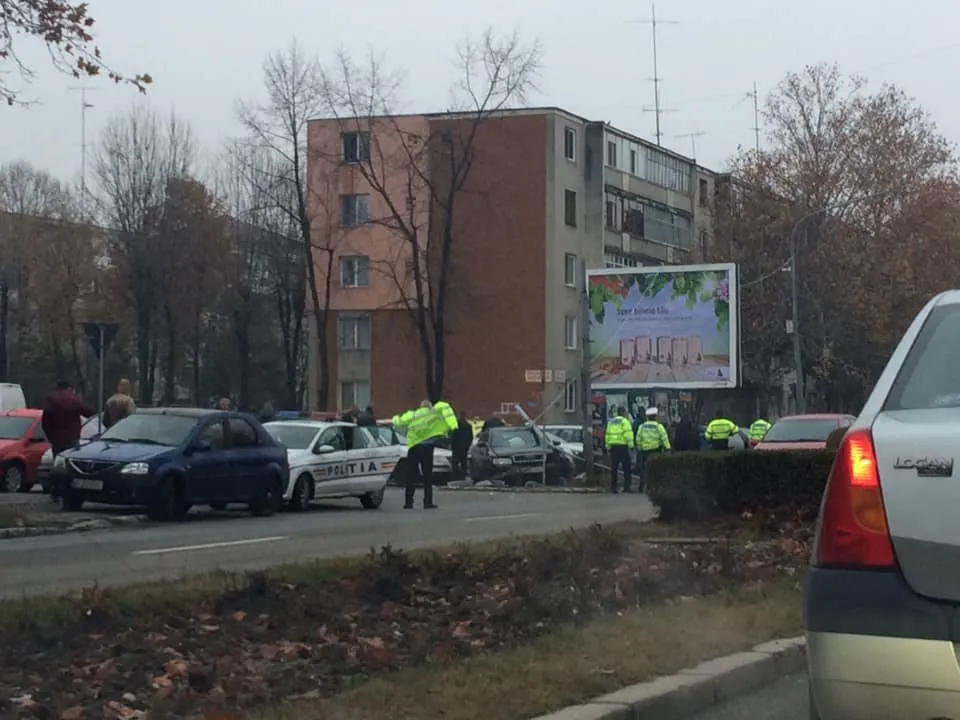 Accident în Piteşti! A intrat cu Audi într-un stâlp