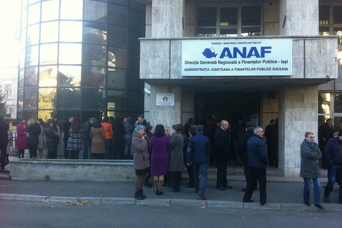 Finanţiştii ameninţă cu greva! Supăraţi că pot fi reduceri de personal