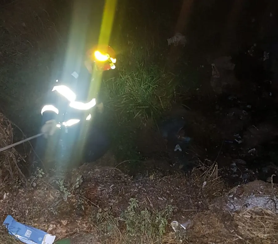 Scos viu dintr-un canal de 4 metri, în care căzuse! Era beat criţă