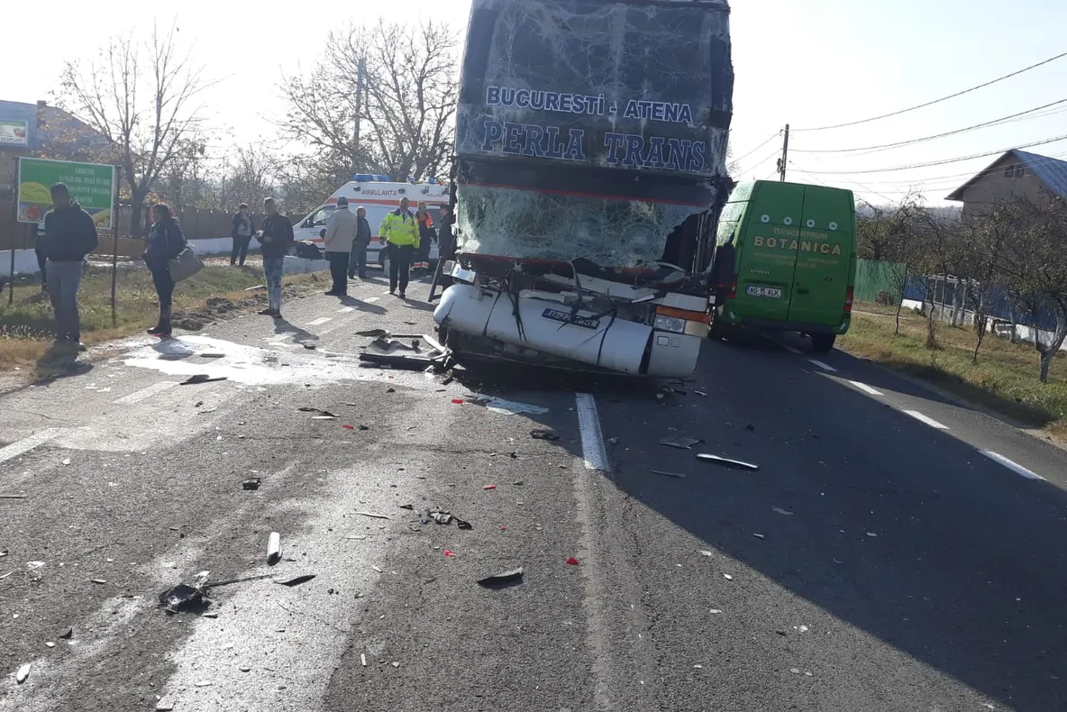 Accident grav, la Lunca Corbului! Un autocar cu călători, implicat
