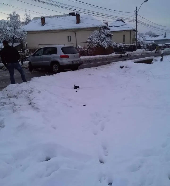 Maşină proiectată în stâlp, la Curtea de Argeş! Tânăr rănit