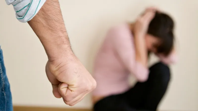 Tânăr din Pitești, reținut pentru violență în familie după ce și-a agresat concubina