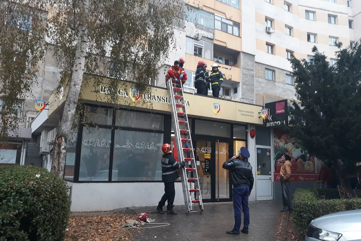 O femeie de 69 de ani a murit după ce a căzut de la etajul 10 al unui bloc din Pitești