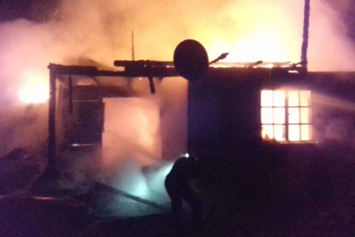 Video! Incendiu puternic la Săpata! O casă a ars în totalitate