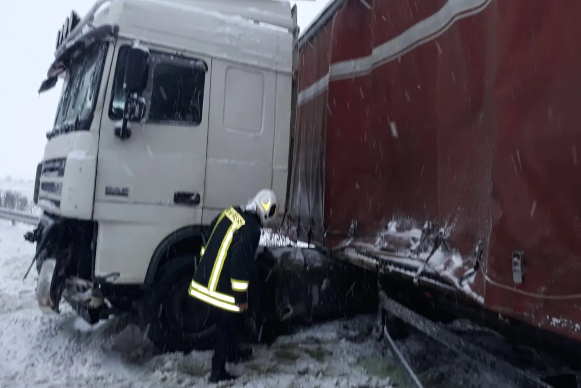 Un TIR a derapat pe A1! Circulația rutieră a fost reluată pe ambele sensuri
