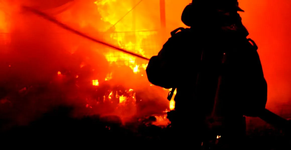 Arde fabrica de mobilă din Dragoslavele! Incendiul a cuprins toată clădirea