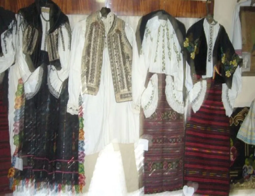 A furat costume populare de la un vecin! Vindea piesa cu 50 de lei