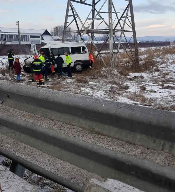 VIDEO-Accident cu microbuz la Bascov. 7 persoane rănite, o femeie încarcerată