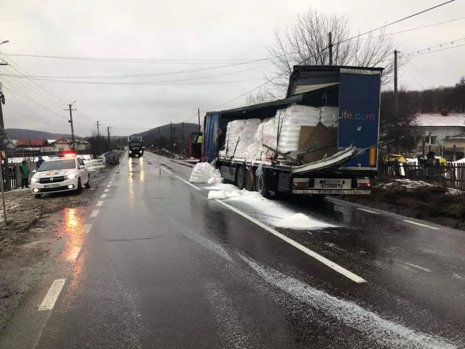 Accident la Drăganu între două TIR-uri. Un autoturism a ajuns în șanț