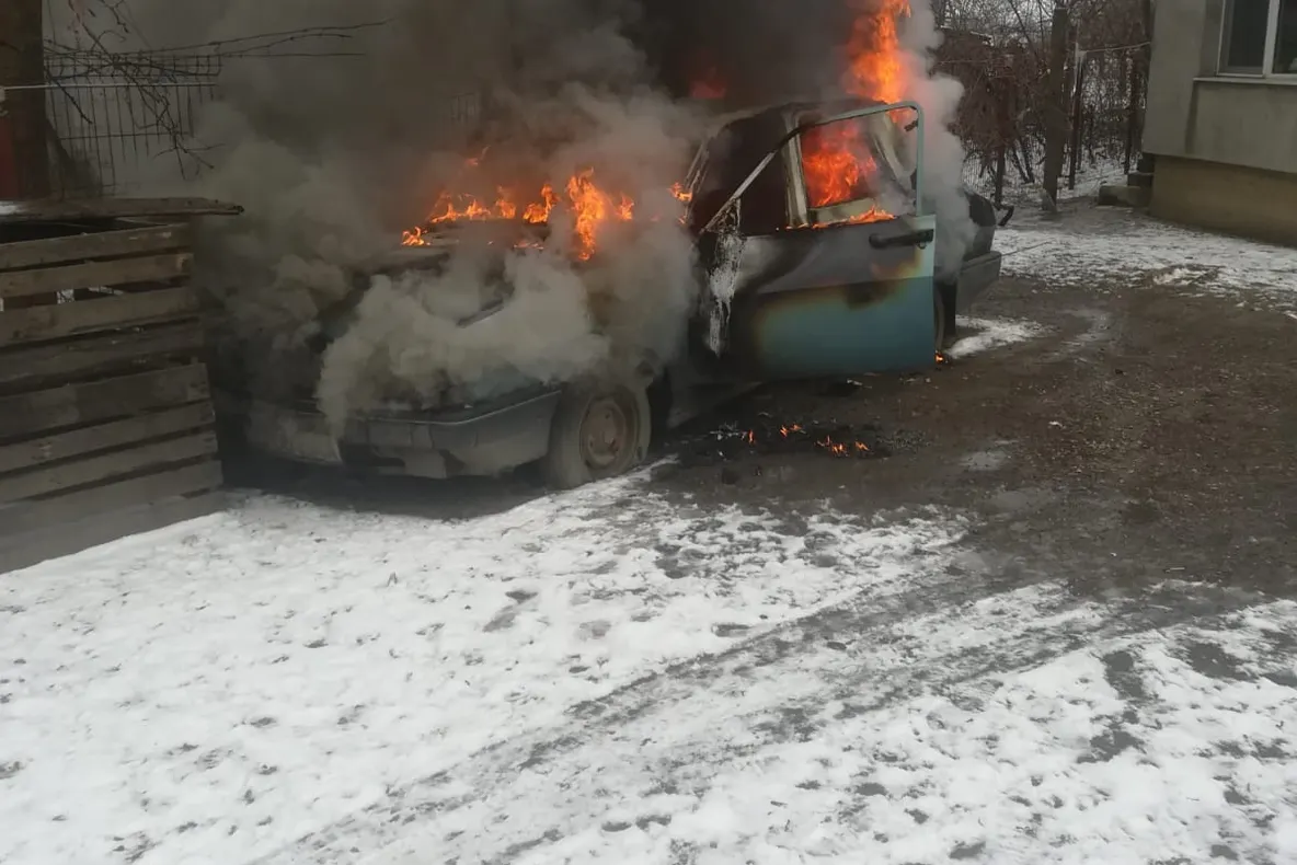 Incendiu la Topoloveni! Un autoturism a fost cuprins de flăcări