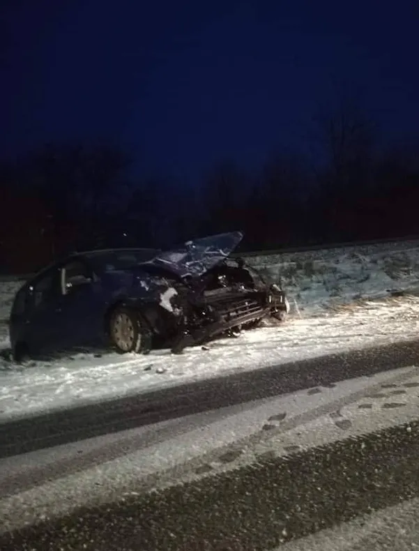 A derapat și a ajuns pe contrasens, lovindu-se de un Jeep