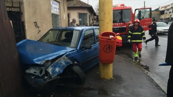 Şi-a rănit prietenii şi a fugit după accident! Şoferul era băut!