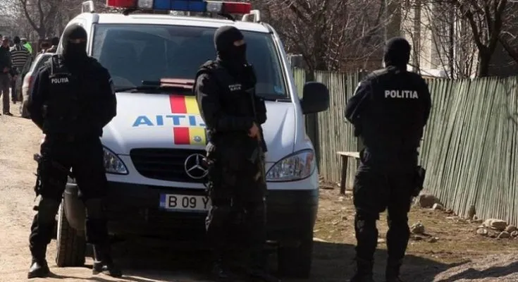 Percheziţii la Corbi! Un hoţ de lemne s-a trezit cu mascaţii la uşă
