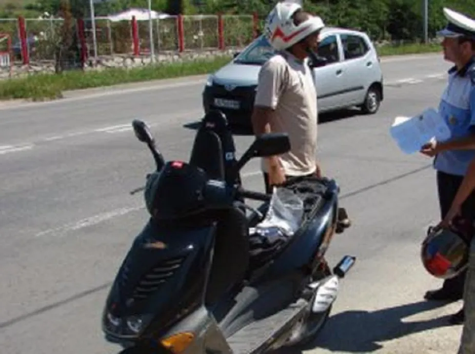 Argeșean beat și fără permis pe moped neînmatriculat