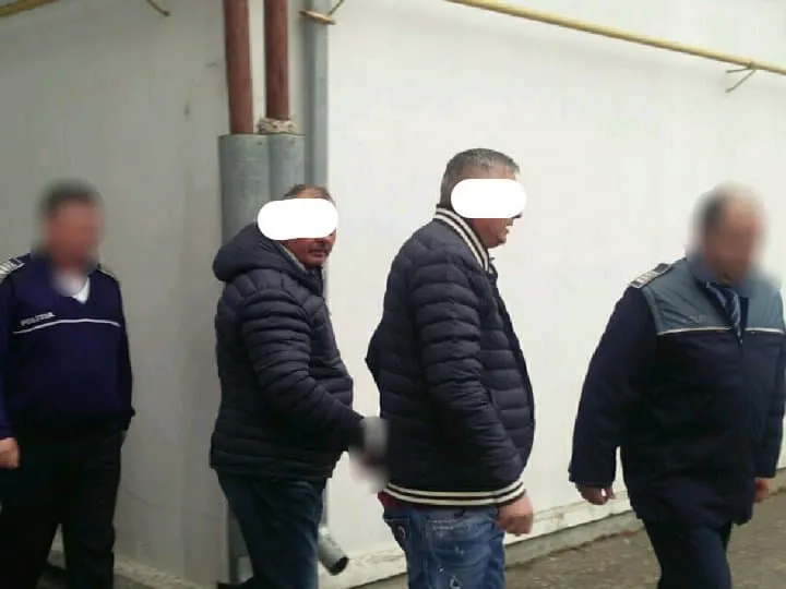 Bucureşteni reţinuţi în Argeş pentru contrabandă cu ţigări!