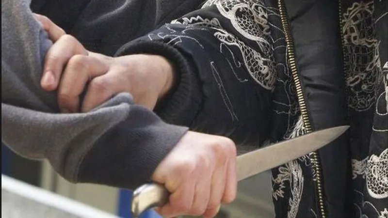 Femeie atacată cu cuţitul în propria locuinţă. S-a luptat cu agresorul