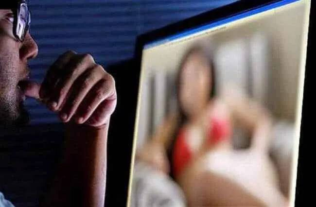 Tânără şantajată de iubitul "virtual", cu imagini fierbinţi!