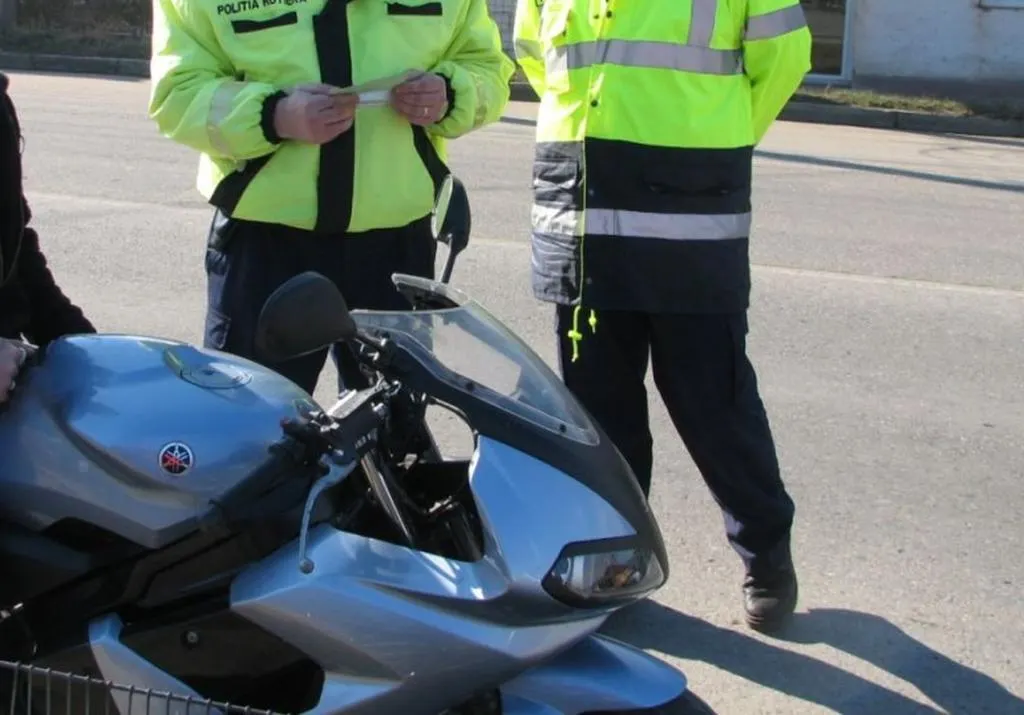 Tânăr fără permis, prins în timp ce se plimba cu motocicleta