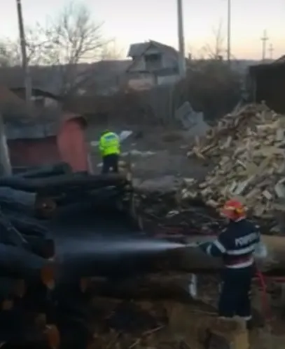 VIDEO! Incendiu în curtea unei școli din Argeș după ce copiii s-au jucat cu focul