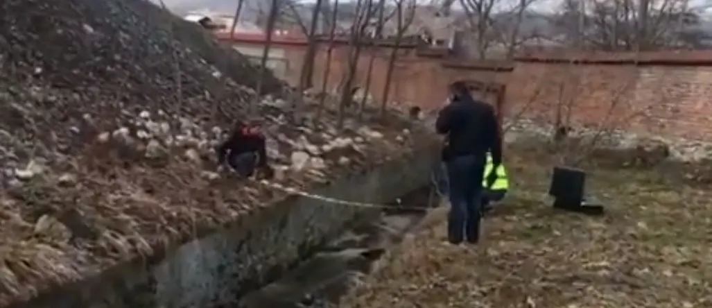 Femeie găsită moartă într-un canal de lângă Mănăstirea Curtea de Argeș