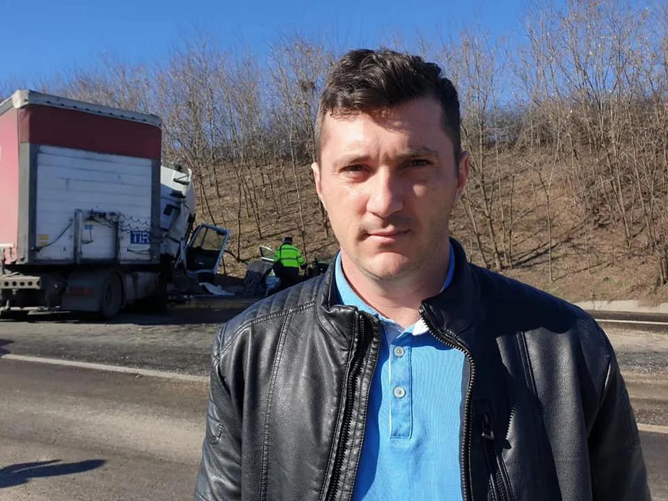 Un pompier a intervenit voluntar în ajutorul victimelor unui accident