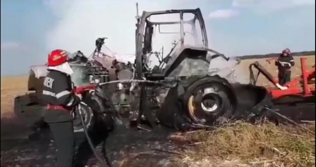 Un tractor a fost distrus de flăcări pe un câmp din Mioveni