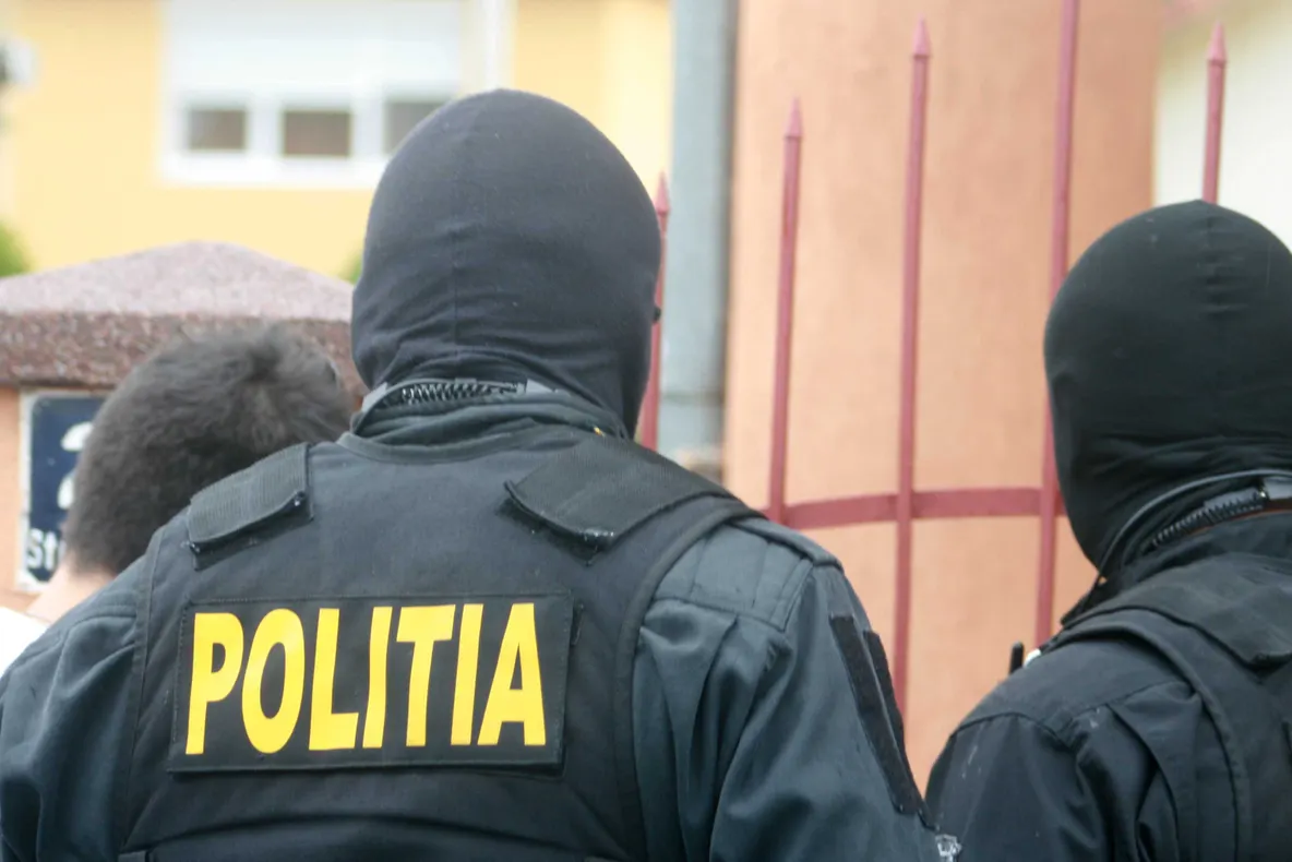 Flagrant în Argeș. Trafic de influență pentru înmatricularea unei mașini second-hand