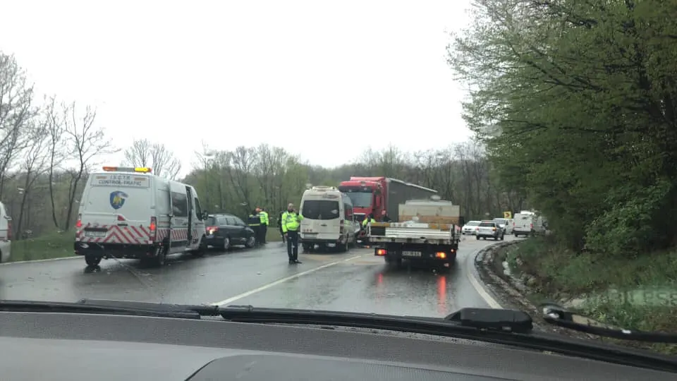 Un microbuz ce transporta copii a intrat în coliziune cu un TIR, la Morărești