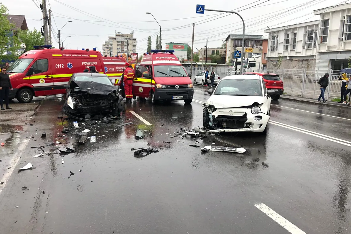 Carambol cu 3 mașini în Pitești. Șase persoane, transportate la spital