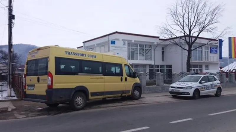 Conducea ilegal microbuzul şcolar. Este angajatul Primăriei Bascov