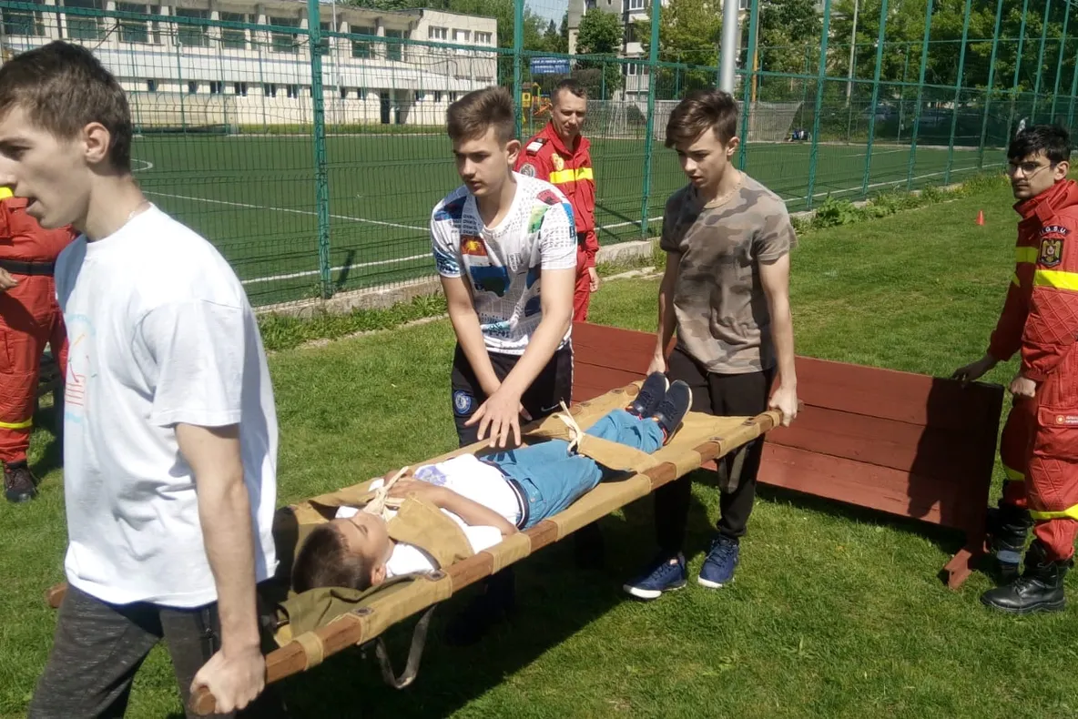 „Cu viața mea apăr viața”! Întreceri între micii „pompieri”