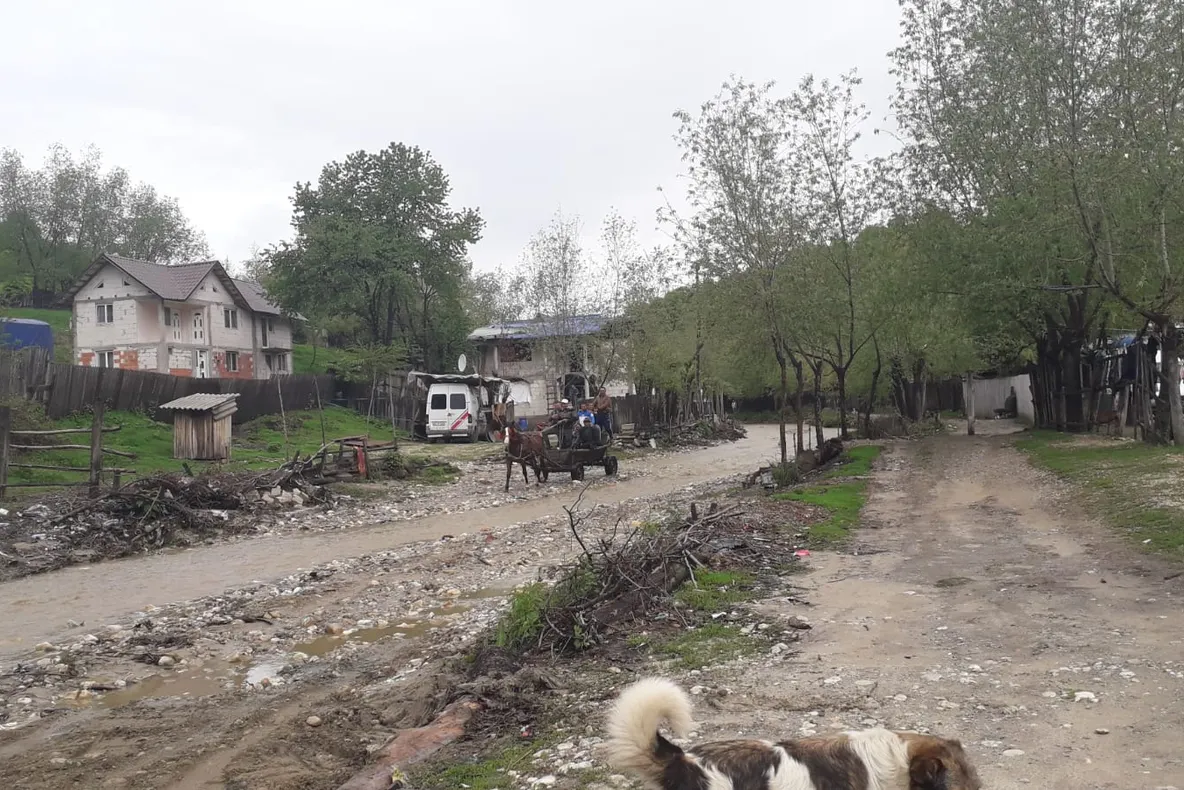 Ambulanțe blocate de viitură, la Păuleasca! Salvatorii au nevoie de ajutor!
