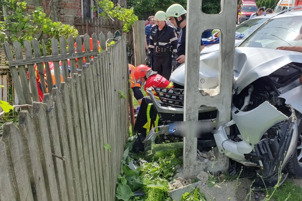 Bătrână strivită pe bancă de o maşină scăpată de sub control