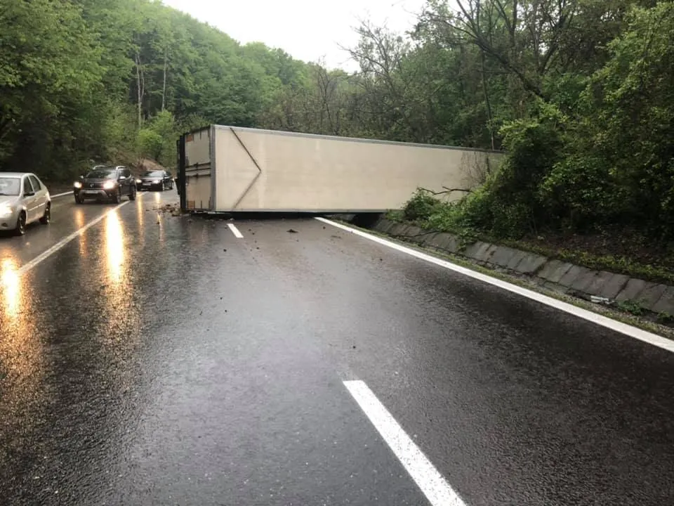 Video-Tir răsturnat pe DN 7 la Drăganu! Blochează două benzi
