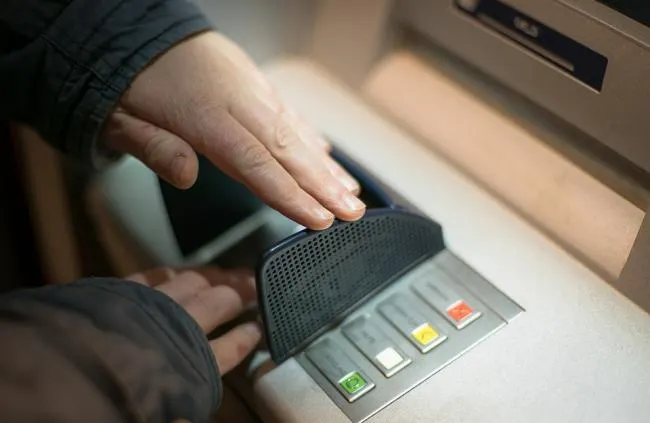 Furau bani din bancomate. Au dat lovitura în mai multe zone din țară