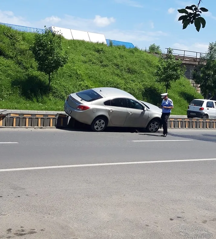 Cu mașina suspendată pe un parapet. Șoferul era mort de beat