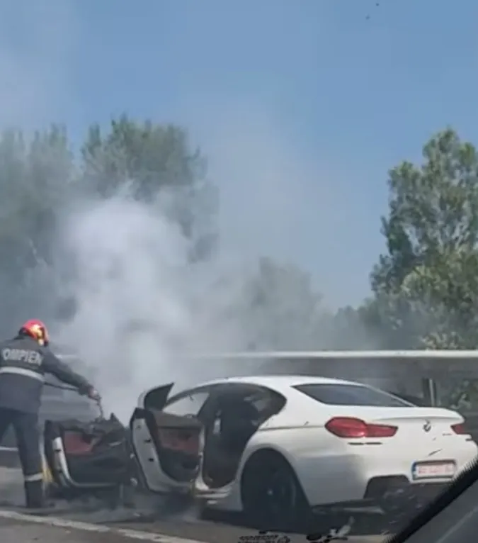 Un BMW a luat foc în mers, pe A1, din cauza unui scurtcircuit electric