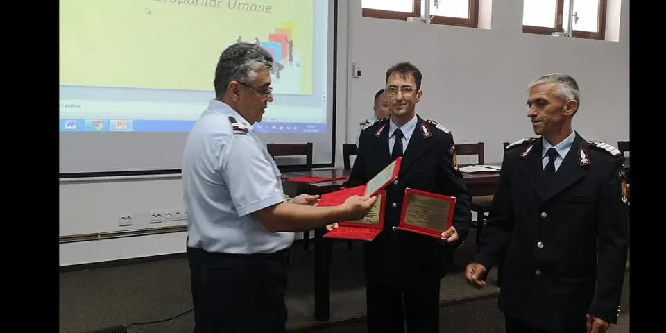 Doi pompieri s-au pensionat după 30 de ani de activitate
