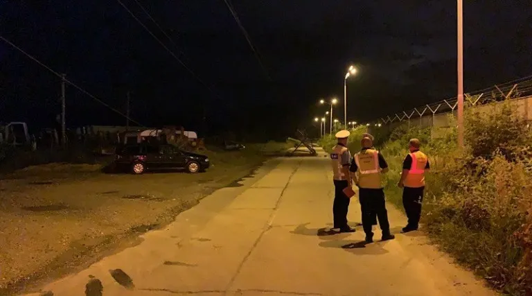 Un șofer a lăsat fără curent sute de abonați de la Mioveni, la Mărăcineni!